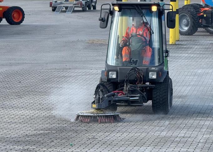 Compacte opzit-veegmachine voor terreinen