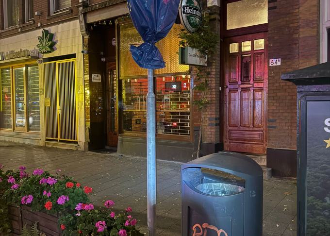 Verkeersborden plaatsen bij nacht in Rotterdam