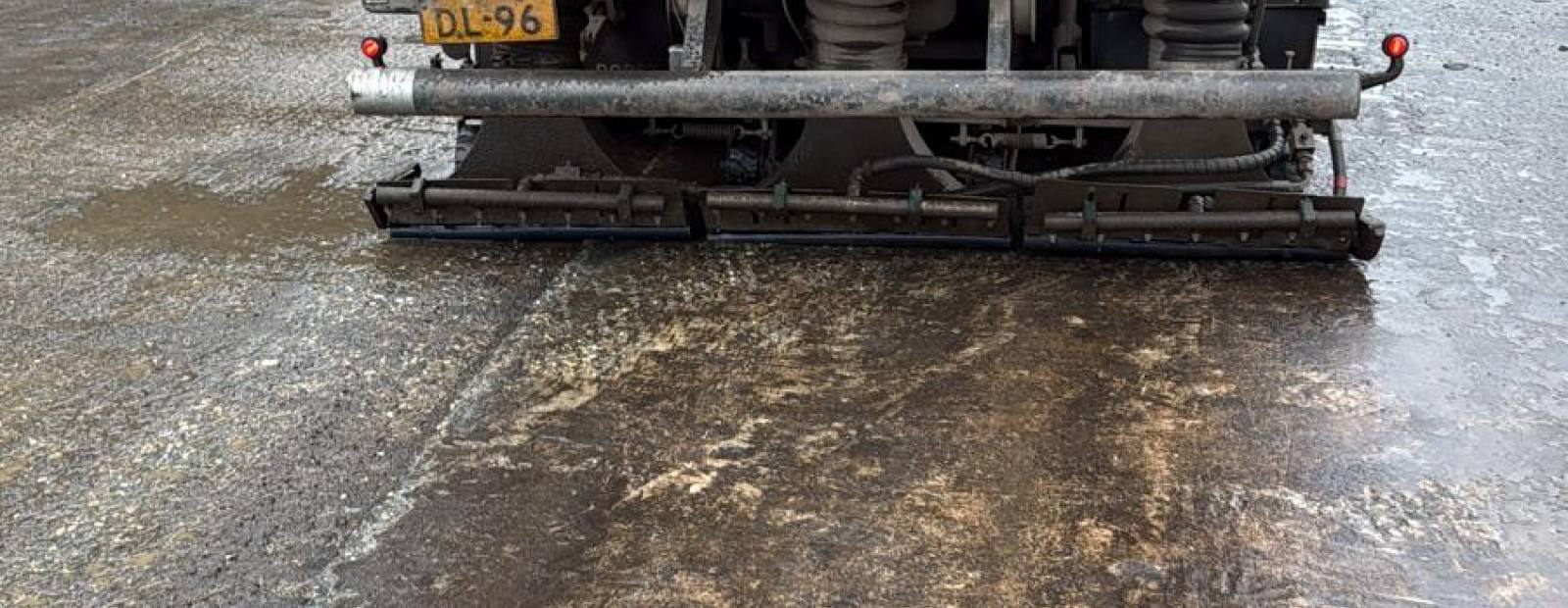 Rode veegwagen van Berg.Infra reinigt de snelweg