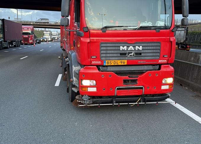 Veegwagen aan het werk op de snelweg