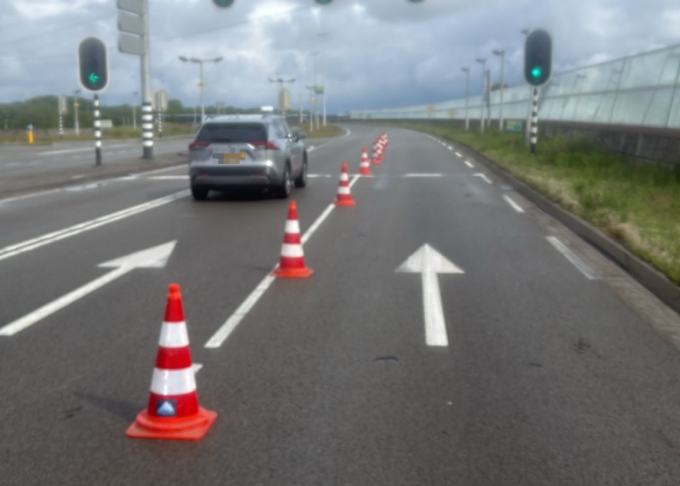 Verkeersafzetting met pylonen op een kruising