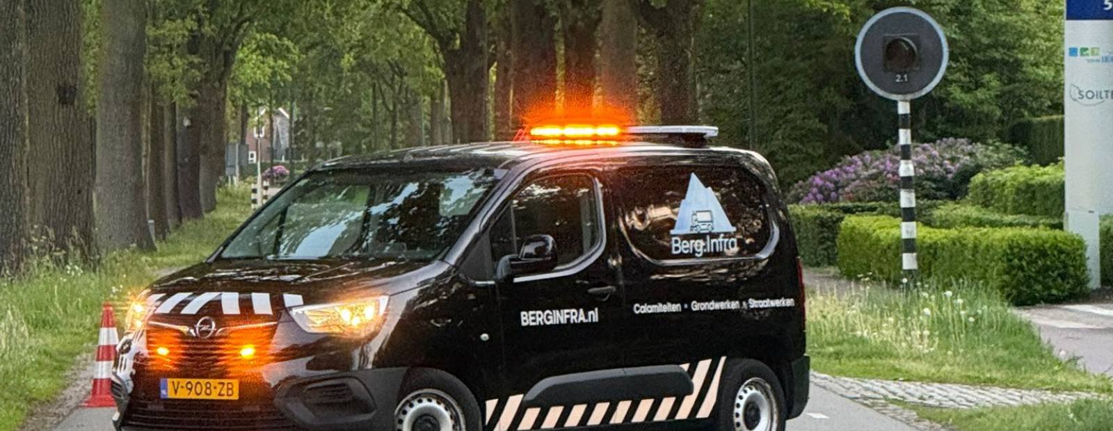 Calamiteitenwagen van Berg.Infra met zwaailampen op de weg