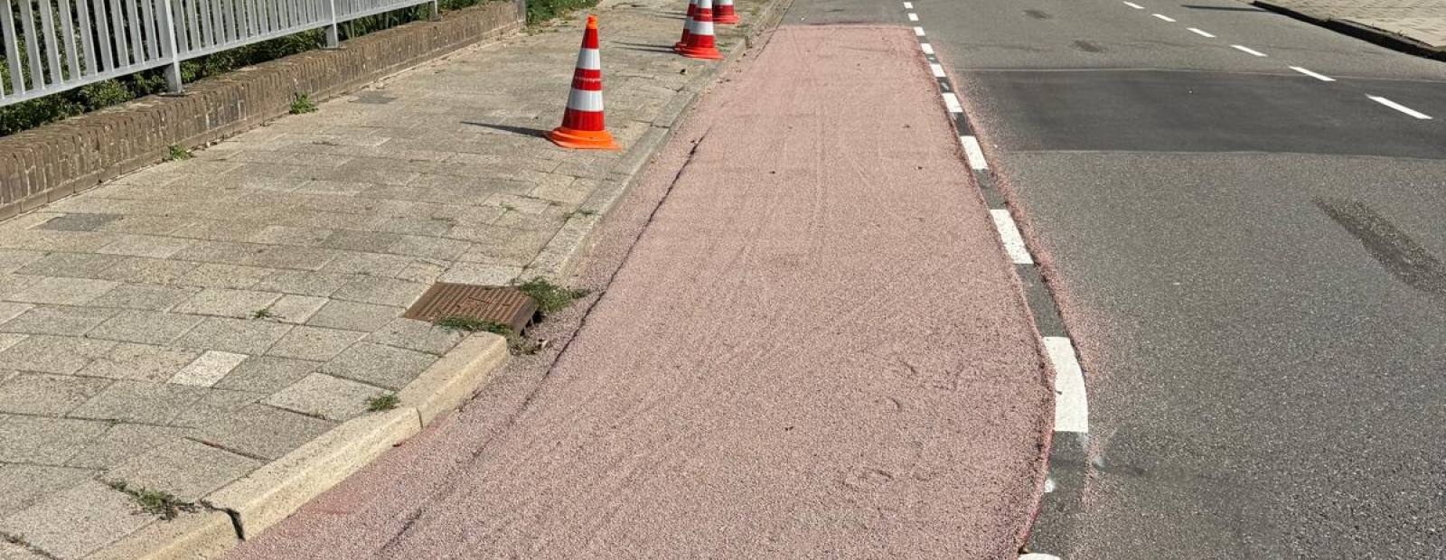 Wegwerk met afzetting van een rode fietsstrook