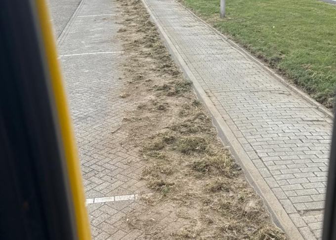 Bermreiniging langs de snelweg, cabinezicht